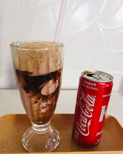 Combo Vaca Preta = 01 pote 2l de sorvete de creme + 01 lata de Coca-Cola